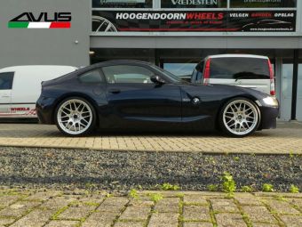 AVUS RACING AC-MB4 VELGEN IN HYPER SILVER BREEDSET GEMONTEERD ONDER EEN BMW Z4