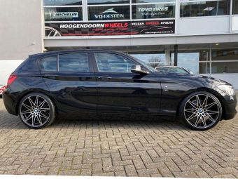 AVUS AC-MB5 BLACK POLISHED IN 19 INCH BREEDSET GEMONTEERD ONDER EEN BMW 1 SERIE (F20)(F21)