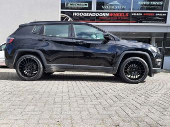 AVUS RACING VELGEN AC-MB03 IN BLACK POLISHED LIP GEMONTEERD ONDER EEN JEEP COMPASS