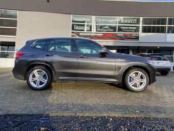 AVUS RACING AF15 DARK SILVER IN 19 INCH MET WINTERBANDEN GEMONTEERD ONDER EEN BMW X3