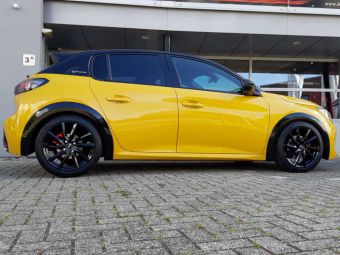 AVUS VELGEN AC 518 BLACK IN 17 INCH GEMONTEERD ONDER EEN PEUGEOT 208 