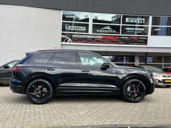 AVUS AF20 BLACK IN 21 INCH GEMONTEERD ONDER EEN VOLKSWAGEN TOUAREG