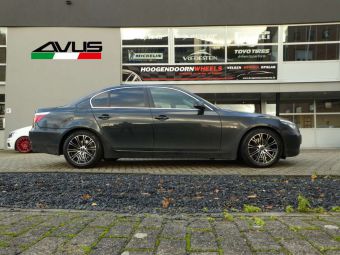 AVUS WHEELS AC MB1 ZWART GEPOLIJST IN 17 INCH GEMONTEERD ONDER EEN BMW 5 SERIE E60 