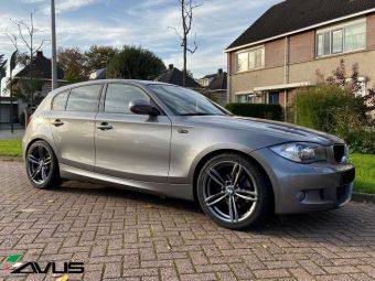 AVUS VELGEN MB3 ANTRACIET MET WINTERBANDEN GEMONTEERD ONDER EEN BMW 1 SERIE 