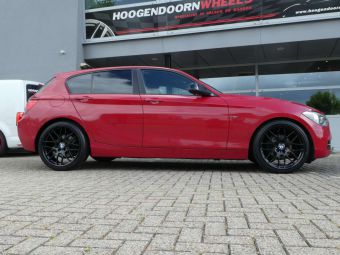 AVUS RACING AC-MB4 VELGEN IN BLACK 19 INCH GEMONTEERD ONDER EEN BMW 1 SERIE