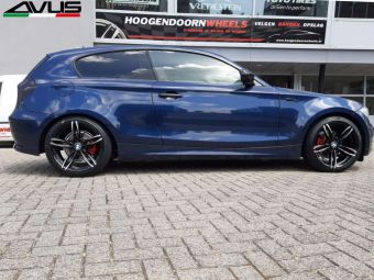 AVUS WHEELS ITALY AC-MB3 18 INCH VELGEN IN ZWART GEPOLIJST GEMONTEERD ONDER EEN BMW 1 SERIE 