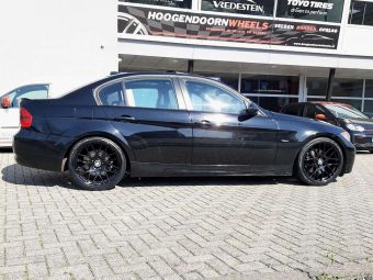 AVUS RACING AC-MB4 VELGEN IN BLACK 19 INCH BREEDSET GEMONTEERD ONDER EEN BMW 3 SERIE