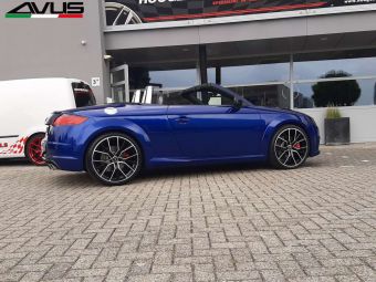 AVUS DEDICATED AF18 IN BLACK POLISHED EN 20 INCH GEMONTEERD ONDER EEN AUDI TT S CABRIO 