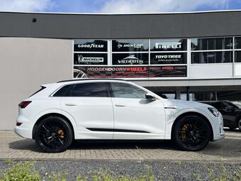 AXE EX30 BLACK IN 22 INCH GEMONTEERD ONDER EEN AUDI E-TRON