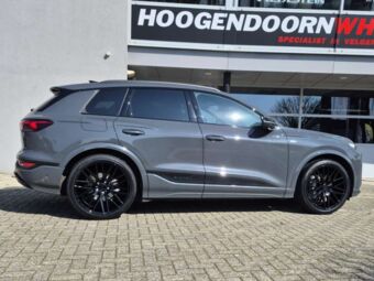 AXE EX30 GLOSS BLACK IN 22 INCH GEMONTEERD ONDER EEN AUDI Q6 E-TRON