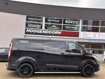 AXE EX30T GLOSS BLACK IN 20 INCH GEMONTEERD ONDER EEN FORD TRANSIT CUSTOM