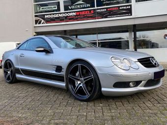 AXXION VELGEN AX7 IN ZWART GEPOLIJST EN 20 INCH BREEDSET GEMONTEERD ONDER EEN MERCEDES SL55 AMG