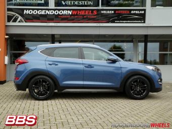 BBS VELGEN SX CRYSTAL BLACK 18 INCH GEMONTEERD ONDER EEN HYUNDAI TUCSON