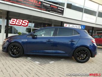 BBS VELGEN TYPE SX GEMONTEERD ON EEN LESAUTO VAN S`LAND AUTORIJSCHOOL IN 17 INCH MET WINTERBANDEN