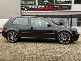 BBS WHEELS XR 18 INCH GEMONTEERD IN PLATINUM SILVER ONDER VW GOLF 4 