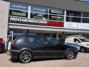 BBS XR PLATINUM SILVER IN 17 INCH GEMONTEERD ONDER EEN VOLKSWAGEN GOLF III GTI
