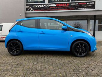 BORBET LV4 BLACK WHEELS IN 15 INCH GEMONTEERD ONDER EEN TOYOTA AYGO