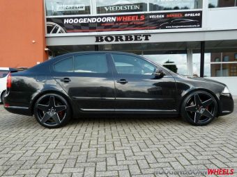 BORBET A ZWART GEPOLIJST IN 19 INCH GEMONTEERD ONDER EEN SKODA RS