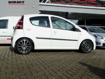 BORBET VELGEN BL4 ANTRACIET GEPOLIJST IN 15 INCH GEMONTEERD ONDER EEN PEUGEOT 107 