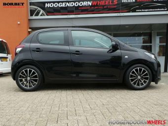 BORBET VELGEN BL-4 ZWART GEPOLIJST IN 15 INCH GEMONTEERD ONDER EEN PEUGEOT 108