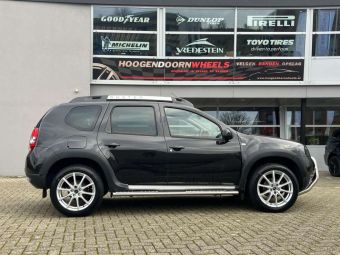 BORBET BL5 BRILLIANT SILVER IN 18 INCH GEMONTEERD ONDER EEN DACIA DUSTER