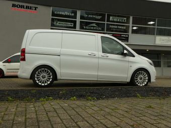 BORBET VELGEN BLX ZWART WIT IN 18 INCH GEMONTEERD ONDER EEN MERCEDES VITO 