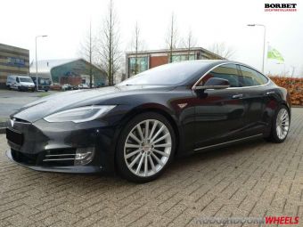 BORBET BLX ZILVER IN 8,5 X 20 EN 10 X 20 GEMONTEERD ONDER EEN TESLA MODEL S MET WINTERBANDEN