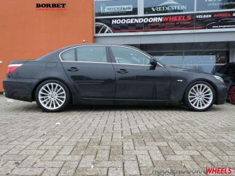 BORBET BLX VELGEN IN HET ZILVER EN 18 INCH GEMONTEERD ONDER EEN BMW 5 SERIE E60 INCL ORIGINEEL LOGO EN ACHTER SPACER VAN 20 MM 