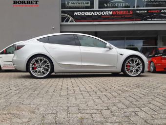 BORBET VELGEN BY IN HYPER SILVER EN 21 INCH BREEDSET GEMONTEERD ONDER EEN TESLA MODEL 3 