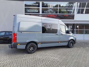 BLACK RHINO WARLORD MATT GUNMETAL IN 17 INCH GEMONTEERD ONDER EEN MERCEDES SPRINTER