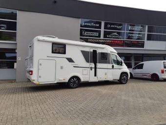 BORBET CW5 BLACK MATT POLISHED IN 16 INCH GEMONTEERD ONDER EEN CAMPER DUCATO