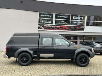 BORBET CWE MATT BLACK IN 16 INCH GEMONTEERD ONDER EEN NISSAN PICK-UP