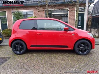 BORBET VELGEN TYPE F ZWART MET WINTERBANDEN GEMONTEERD ONDER EEN VW UP