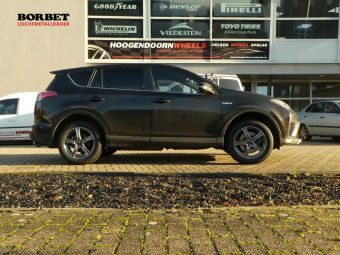 BORBET FELGEN F2 18 INCH MET BRIGESTONE WINTERBANDEN GEMONTEERD ONDER EEN TOYOTA RAV 4