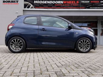 BORBET VELGEN BL-4 ANTRACIET GEPOLIJST IN 15 INCH GEMONTEERD ONDER EN PEUGEOT 108