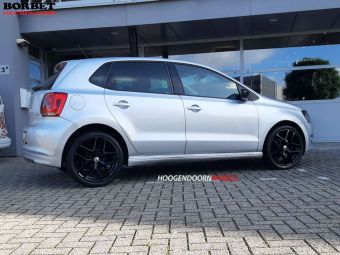 BORBET VELGEN Y ZWART 17 INCH GEMONTEERD ONDER EEN VW POLO 