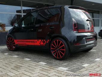 BORBET BL4 BLACK RED VELGEN IN 17 INCH GEMONTEERD ONDER EEN VW UP 