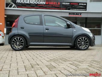 BORBET VELGEN BL-4 ZWART GEPOLIJST IN 15 INCH GEMONTEERD ONDER EEN PEUGEOT 107 