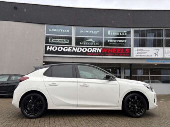 BORBET LV4 BLACK IN 17 INCH GEMONTEERD ONDER EEN OPEL CORSA F