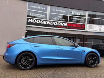 BORBET N BLACK IN 19 INCH GEMONTEERD ONDER EEN TESLA MODEL 3