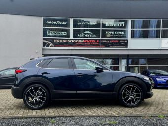 BORBET QX BLACK POLISHED MATT IN 20 INCH GEMONTEERD ONDER EEN MAZDA CX-30