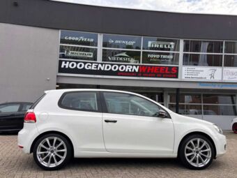 BORBET RE BRILLIANT SILVER IN 18 INCH GEMONTEERD ONDER EEN VOLKSWAGEN GOLF VI