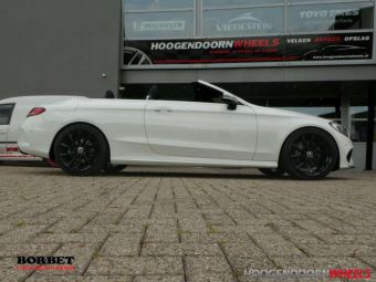 BORBET VTX GLOSSY BLACK IN 19 INCH BREEDSET MET OEM LOGO`S GEMONTEERD ONDER EEN MERCEDES C KLASSE CABRIO 