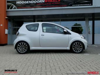 BORBET VELGEN BL4 ANTRACIET GEPOLIJST IN 15 INCH GEMONTEERD ONDER EEN TOYOTA AYGO