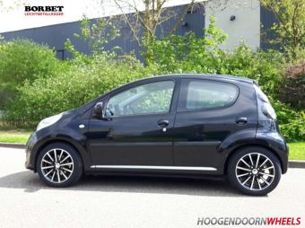 BORBET BL4 ZWART GEPOLIJST IN 15 INCH GEMONTEERD ONDER EEN CITROEN C1 DOOR ONS MONTAGE PUNT IN UTRECHT 