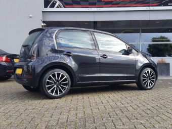 BORBET VELGEN BL4 ZWART GEPOLIJST IN 16 INCH GEMONTEERD ONDER EEN VW UP