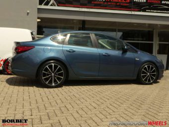 BORBET VELGEN BL5 BLACK POLISHED IN 18 INCH GEMONTEERD ONDER EEN OPEL ASTRA 