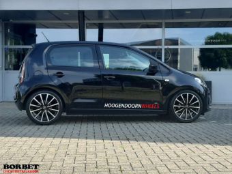 BORBET VELGEN BL-4 ZWART GEPOLIJST IN 17 INCH GEMONTEERD ONDER EEN VW UP 