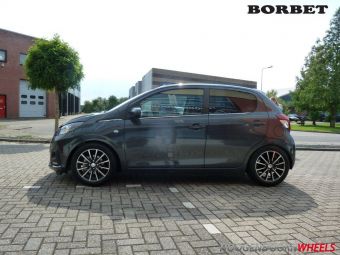 BORBET VELGEN BL4 ZWART GEPOLIJST GEMONTEERD ONDER EEN PEUGEOT 108 IN  INCH