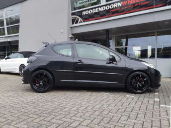 BORBET VELGEN LV4 ZWART IN 17 INCH GEMONTEERD ONDER EEN PEUGEOT 207 